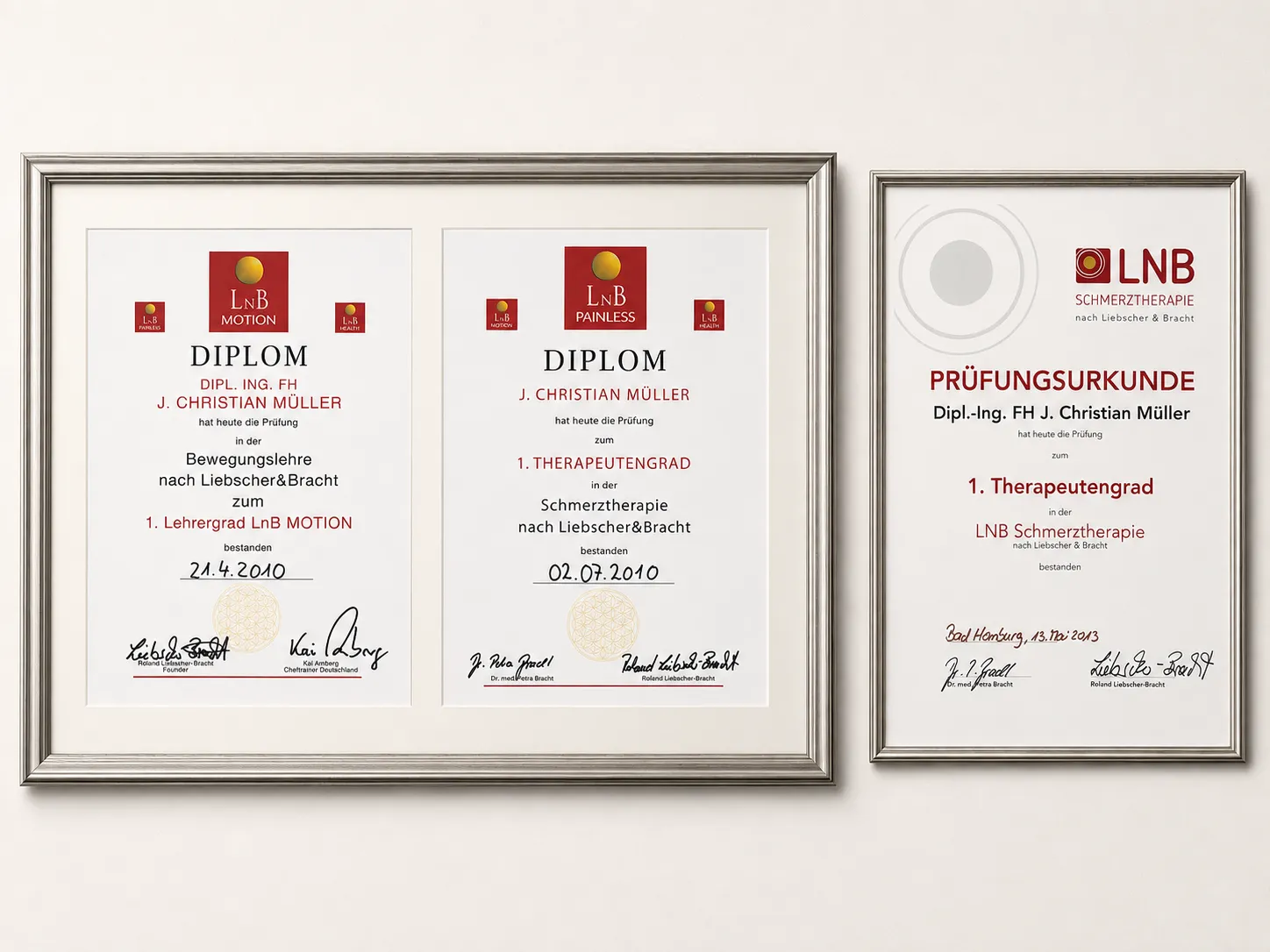 Die drei Urkunden von Jörg Christian Müller: Diplom LnB Motion, Diplom 1. Therapeutengrad Schmerztherapie und Prüfungsurkunde LNB Schmerztherapie